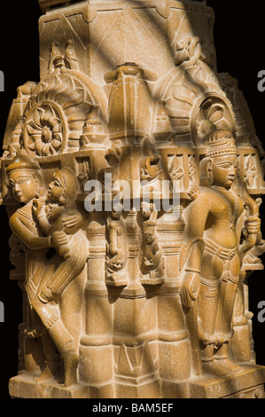 Scolpite statue in arenaria nel tempio Jain Jaisalmer Foto Stock