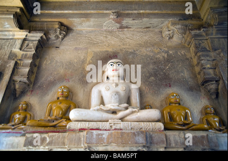 Statua in marmo bianco di Mahavira tempio Jain Jaisalmer Foto Stock