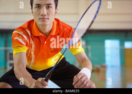 Giocatore di tennis alla ricerca intensa sul campo da Tennis Foto Stock