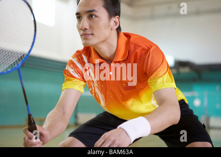 Giocatore di tennis alla ricerca intensa sul campo da Tennis Foto Stock