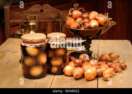 Paese rustica cucina scena con casa fatta di vasetti di Cipolline borretane Foto Stock