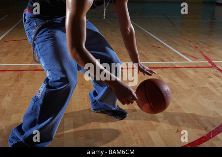 L'uomo giocare a basket su corte Foto Stock