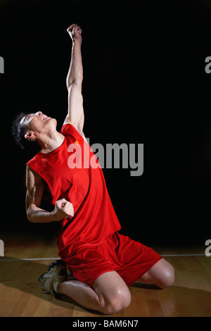 Vittoriosa giovane atleta sul campo di pallacanestro Foto Stock