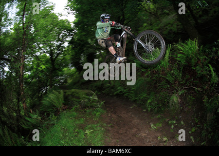 Mountain Biker in Mid-aria su Exmoor Foto Stock