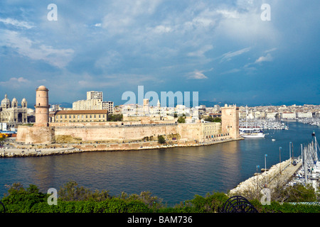 Marseille Vieux Port area vista da Le Pharo all'entrata con il Fort Saint-Jean a sinistra Foto Stock