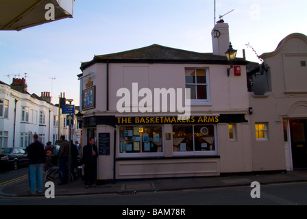 Brighton e Hove City Night time scene di strada e case pubbliche con molto tempo otturazione lento Foto Stock