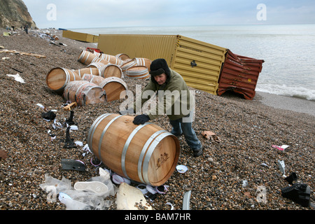 Branscombe Beach, Devon, dopo carico lavato fino dal MSC Napoli Foto Stock