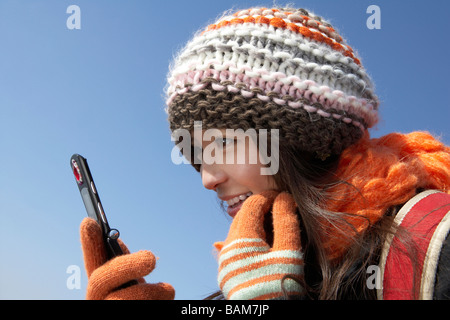 Giovane donna sulla Grande Muraglia della Cina, parlando sul suo cellulare Foto Stock