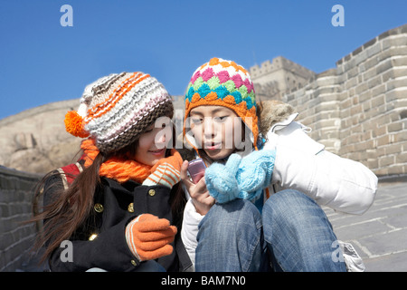 Giovani donne seduto sulla Grande Muraglia Della Cina Foto Stock
