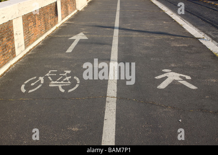 Dipinto di segno indicante pista ciclabile e pedonale in Roma, Italia. Foto Stock