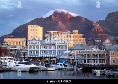 La vista del tramonto su Table Mountain dal Waterfront, Città del Capo, Sud Africa Foto Stock