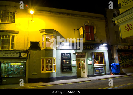 Brighton e Hove City Night time scene di strada e case pubbliche con molto tempo otturazione lento Foto Stock