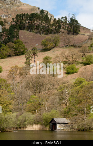 Il Boathouse su Rydal acqua con abeti su Nab cicatrice sopra, Lake District, Cumbria Foto Stock