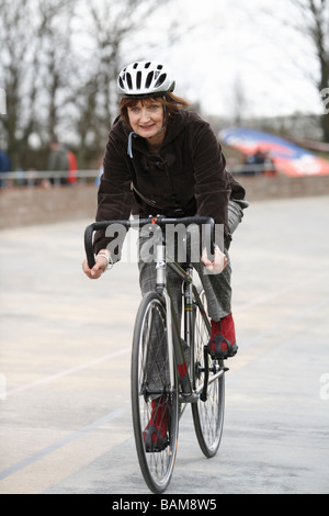Tessa Jowell sulla sua moto a un ex velodromo olimpico a Londra Foto Stock