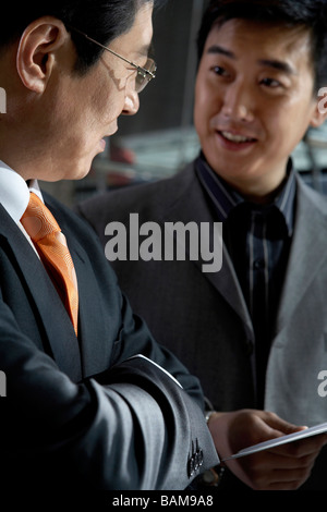 Imprenditori a discutere di lavoro Foto Stock