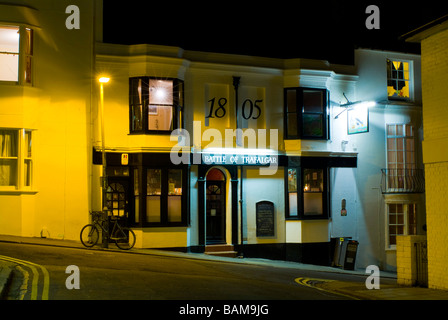 Brighton e Hove City Night time scene di strada e case pubbliche con molto tempo otturazione lento Foto Stock