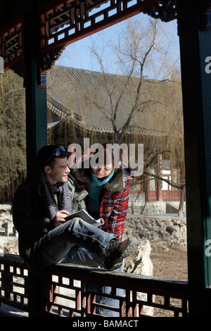 L uomo e la donna la lettura di un libro nella Città proibita Foto Stock