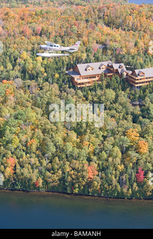 Canada, Provincia del Quebec a caduta, sorvolano Mauricie in idrovolante, lago e Sacacomie lodge (vista aerea) Foto Stock