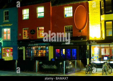 Brighton e Hove City Night time scene di strada e case pubbliche con molto tempo otturazione lento Foto Stock