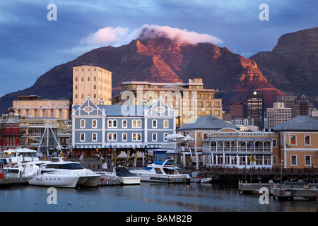 La vista del tramonto su Table Mountain e Cape Town, Sud Africa Foto Stock