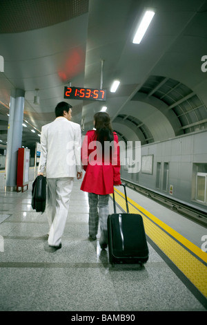 Giovane a piedi nella stazione ferroviaria Foto Stock