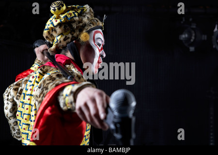 Uomo in Costume cerimoniali con microfono Foto Stock