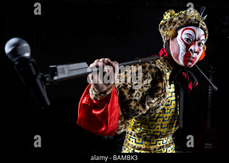 Uomo in Costume cerimoniali con microfono Foto Stock