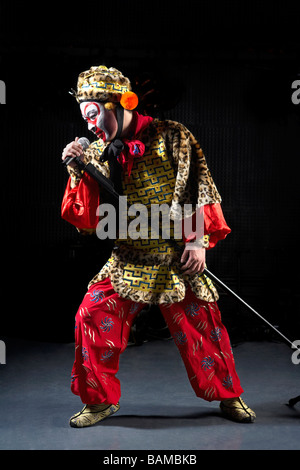 Uomo in Costume cerimoniali con microfono Foto Stock