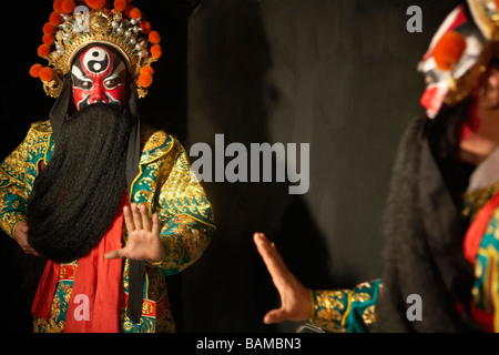 Uomo in Costume cerimoniale cercando in specchio Foto Stock