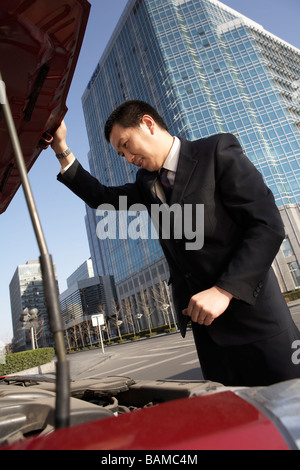 Imprenditore cercando di fissare l'auto Foto Stock