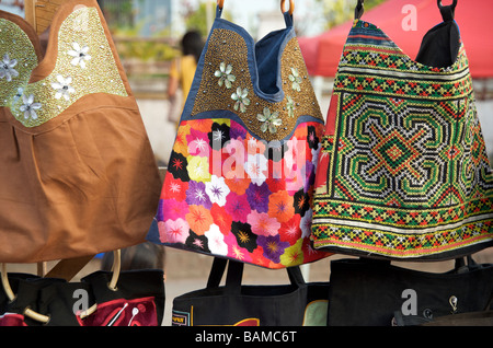 Ricamato sacchetti per la vendita nel mercato notturno di Luang Prabang Laos Foto Stock