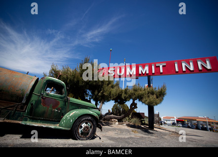 Vecchio camion arrugginito fuori del Summit Inn, Route 66, Summit Pass, deserto di Mojave, Contea di San Bernardino, California meridionale, USA. Foto Stock