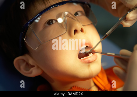 Dentista esaminando Boy i denti Foto Stock