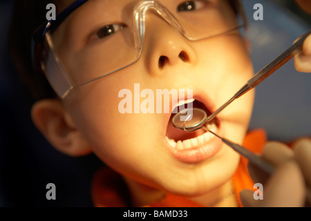 Dentista esaminando Boy i denti Foto Stock