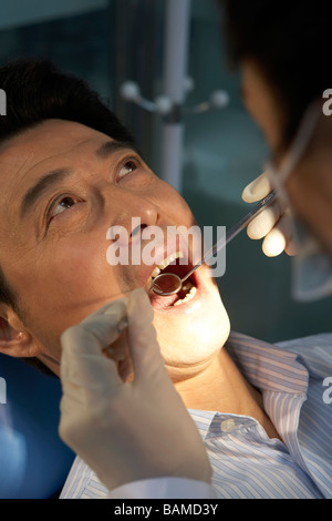 Man aventi i suoi denti esaminati Foto Stock