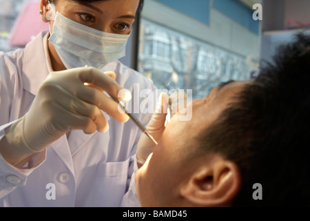 Dentista esaminare pazienti denti Foto Stock