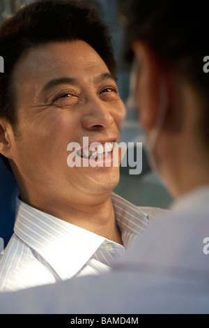 Uomo che guarda i denti a raggi X Foto Stock