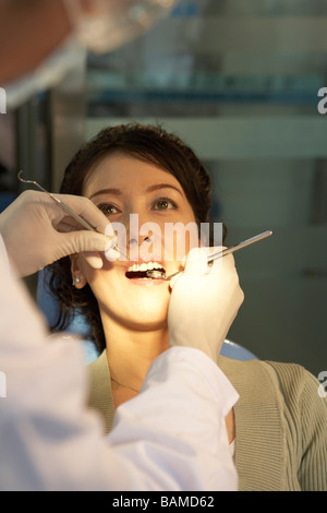 Donna con i suoi denti esaminati Foto Stock