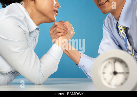 Uomo e donna Wrestling braccio Foto Stock