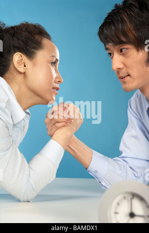 Uomo e donna Wrestling braccio Foto Stock