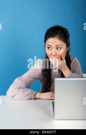 Donna con notebook senza fiato, Foto Stock