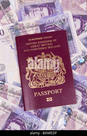 Passaporto britannico e denaro Foto Stock