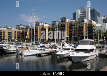 Moderni appartamenti appartamenti tempo libero barche dockside st katharines dock thames path banca del nord fiume Tamigi Londra Foto Stock