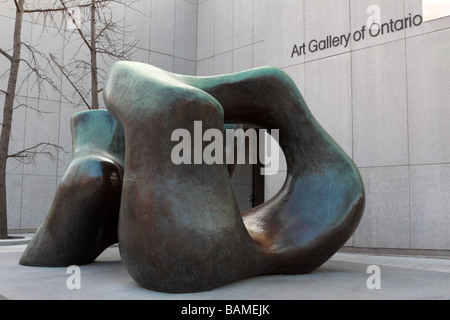 La scultura in bronzo di due moduli di grandi dimensioni 1966 al 1969 da Henry Moore al di fuori della galleria d'Arte di Ontario in Toronto Foto Stock