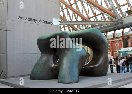 Gli studenti al di fuori della galleria d'Arte di Ontario dopo la sua espansione 2008 a Toronto in Canada Foto Stock