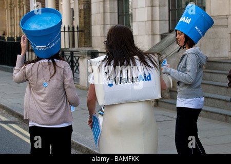 Gli operatori della carità da WaterAid alla maratona di Londra. Foto di Gordon Scammell Foto Stock