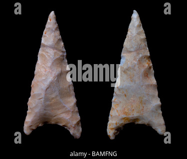 Il neolitico Arrowhead dal Sahara (c4000BC 29mm) entrambi i lati Foto Stock