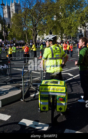 Un St Johns Ambulance volontario presso la maratona di Londra. Foto di Gordon Scammell Foto Stock