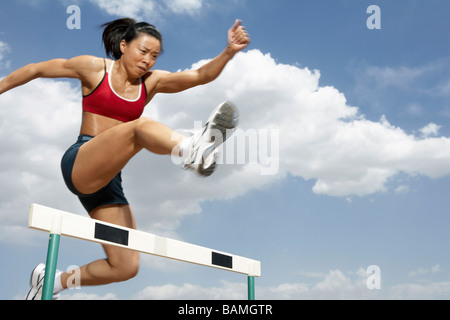 Atleta Saltando un ostacolo Foto Stock