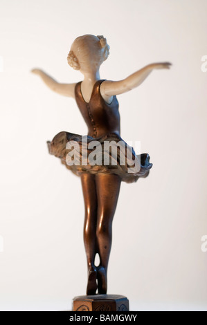 Bronzo e avorio figurina di ballerina pirouetting Foto Stock